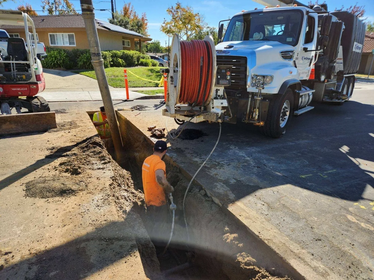 Vacuum excavation equipment supporting emergency utility field work